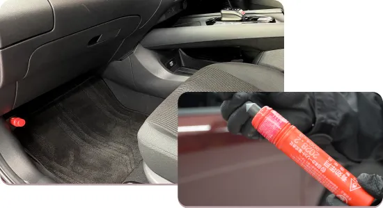 車両の内装とメンテナンス用品を組み合わせた2枚組の画像。左は使用感のある黒いフロアマットと灰色のファブリックシートを写した運転席周り、右は黒い手袋をした整備士が持つ赤い整備用ツールのクローズアップ
